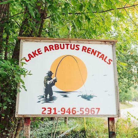 Arbutus Lake 3 Bedroom Cottage Травърс Сити Екстериор снимка