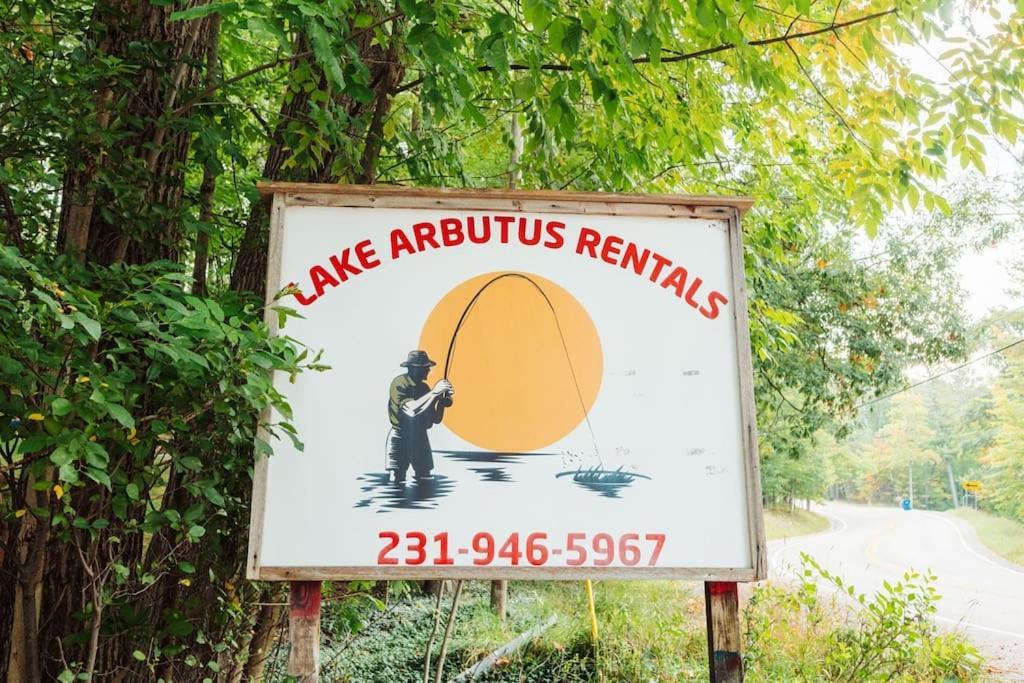 Arbutus Lake 3 Bedroom Cottage Травърс Сити Екстериор снимка