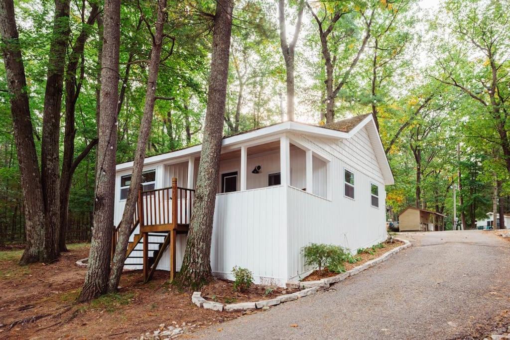 Arbutus Lake 3 Bedroom Cottage Травърс Сити Екстериор снимка