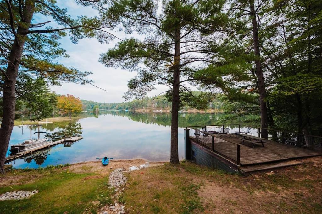 Arbutus Lake 3 Bedroom Cottage Травърс Сити Екстериор снимка