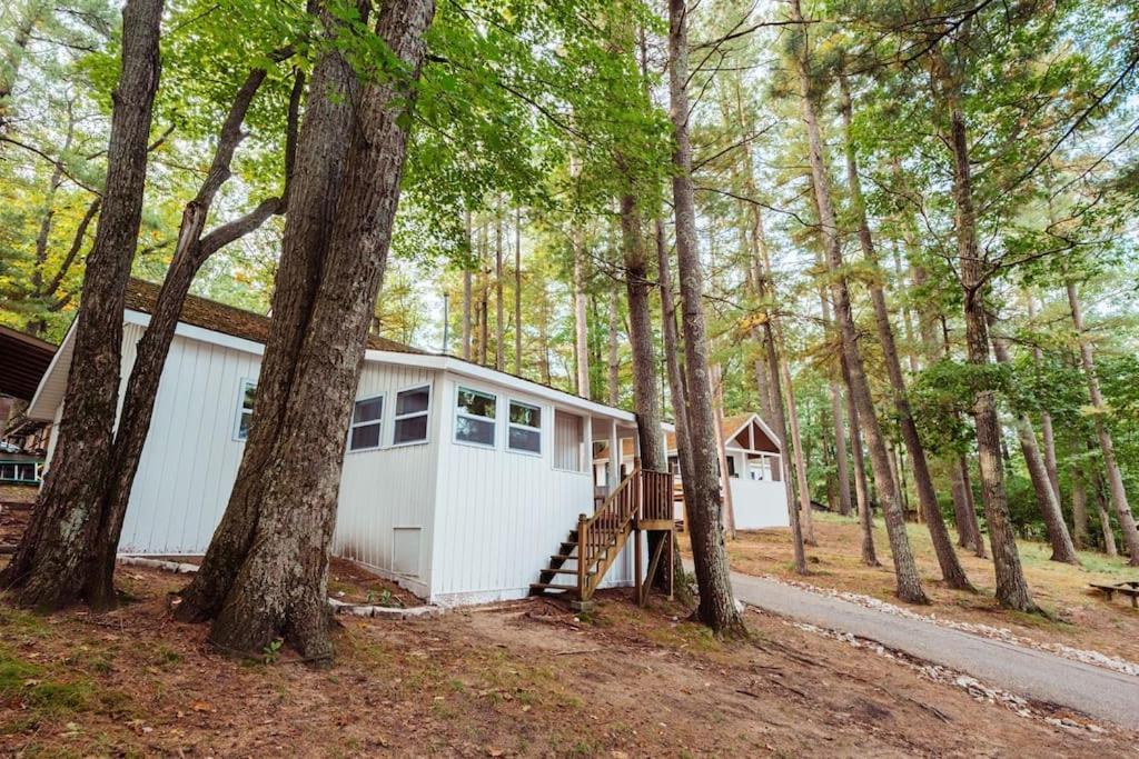 Arbutus Lake 3 Bedroom Cottage Травърс Сити Екстериор снимка