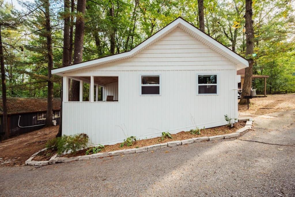 Arbutus Lake 3 Bedroom Cottage Травърс Сити Екстериор снимка
