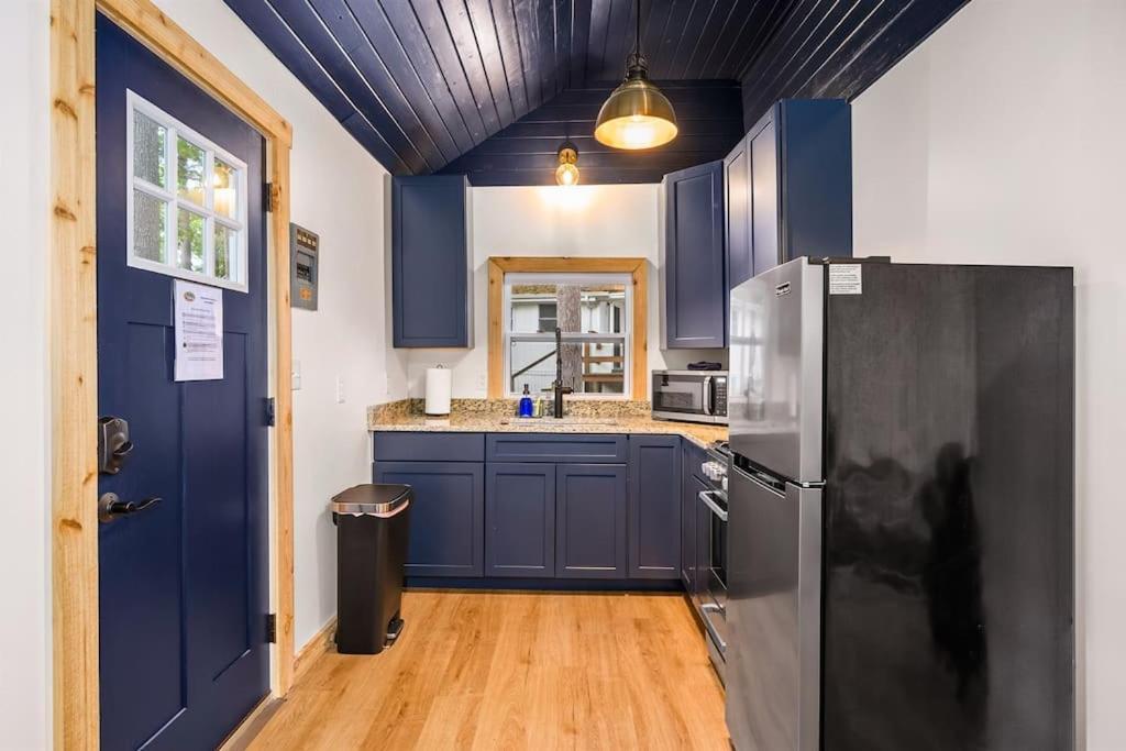 Arbutus Lake 3 Bedroom Cottage Травърс Сити Екстериор снимка