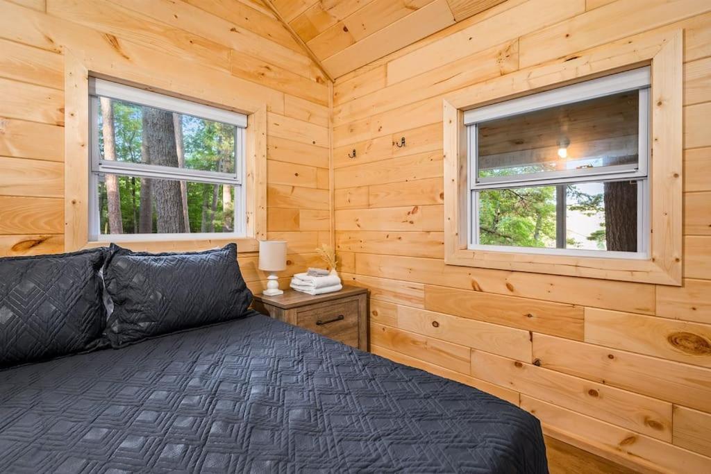 Arbutus Lake 3 Bedroom Cottage Травърс Сити Екстериор снимка