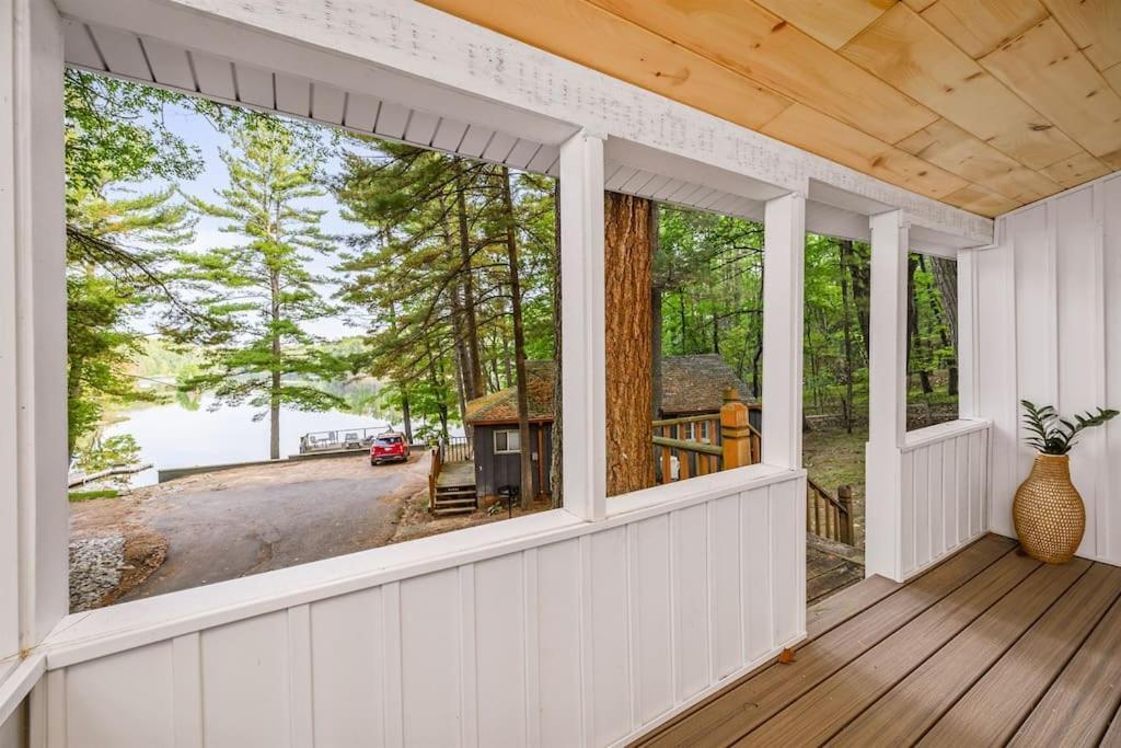 Arbutus Lake 3 Bedroom Cottage Травърс Сити Екстериор снимка