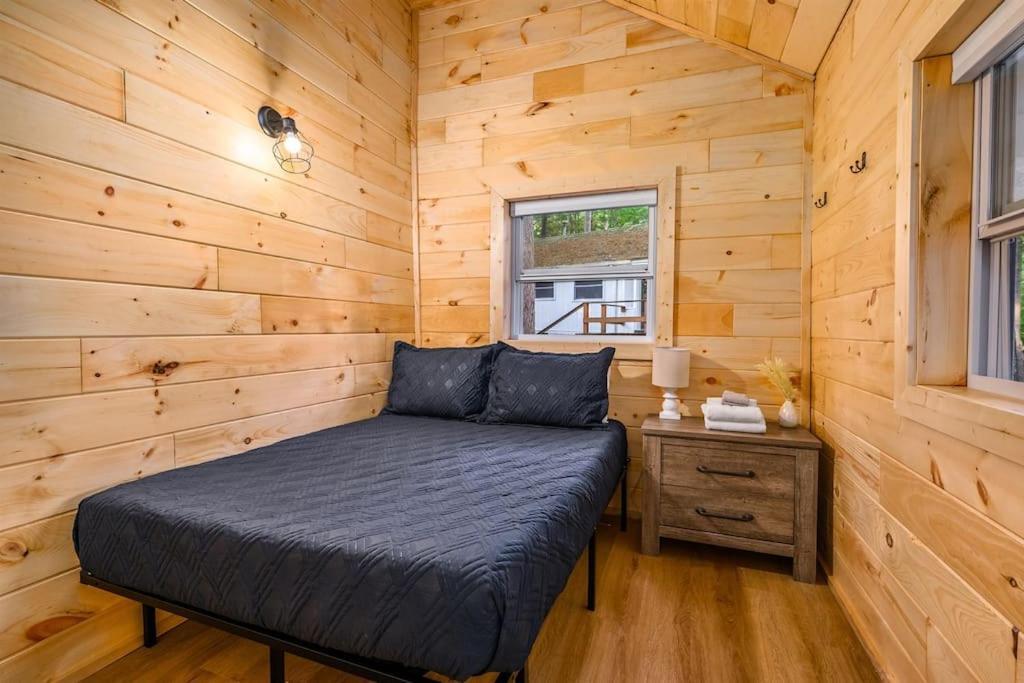 Arbutus Lake 3 Bedroom Cottage Травърс Сити Екстериор снимка