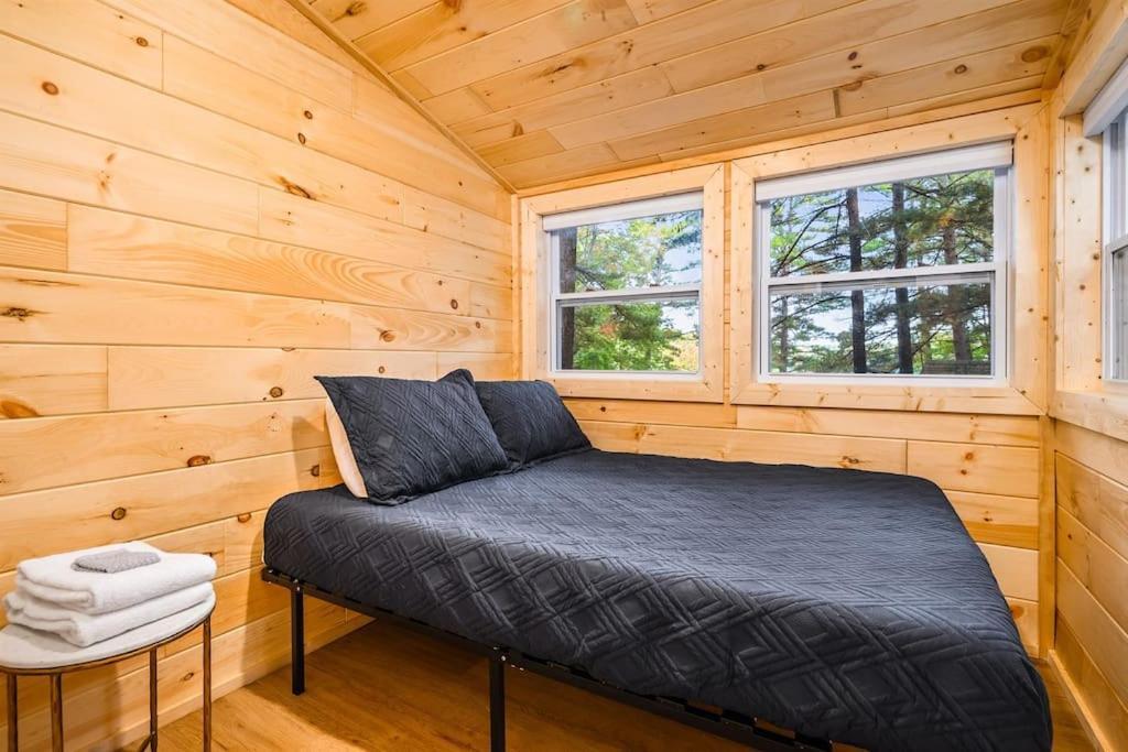 Arbutus Lake 3 Bedroom Cottage Травърс Сити Екстериор снимка