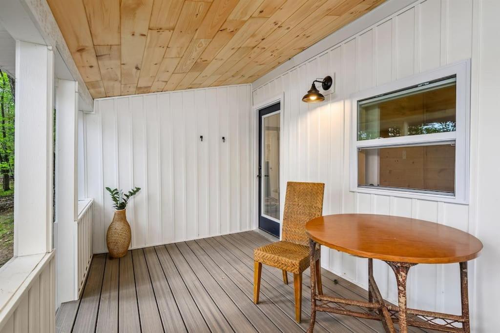 Arbutus Lake 3 Bedroom Cottage Травърс Сити Екстериор снимка