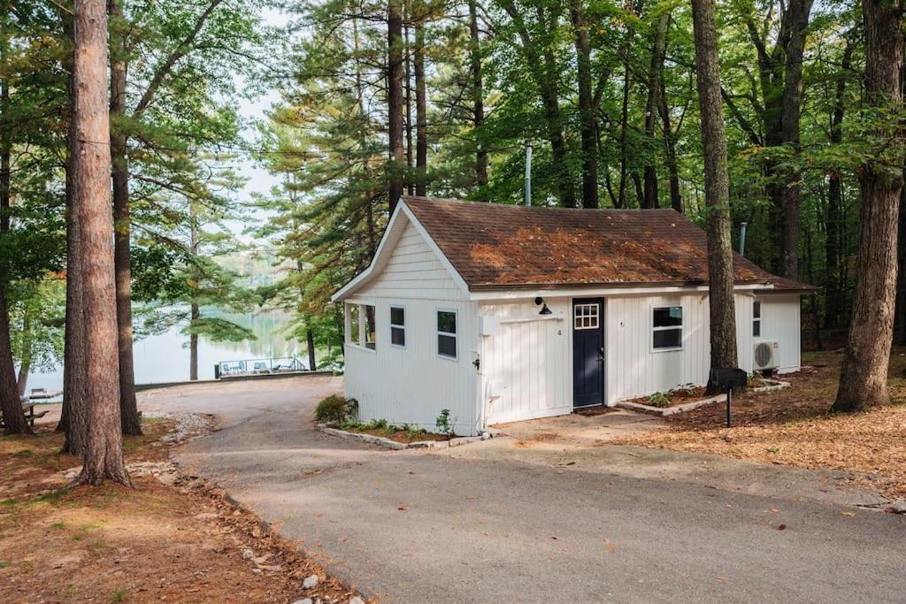 Arbutus Lake 3 Bedroom Cottage Травърс Сити Екстериор снимка