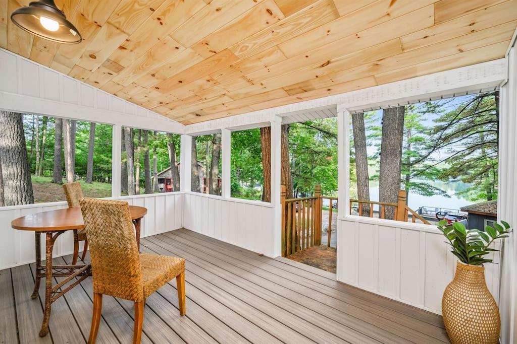 Arbutus Lake 3 Bedroom Cottage Травърс Сити Екстериор снимка